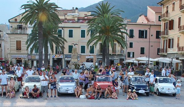 Le 500 in Piazza della Vittoria a Ceriale