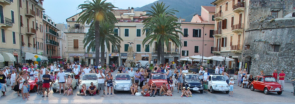 Le 500 in Piazza della Vittoria a Ceriale