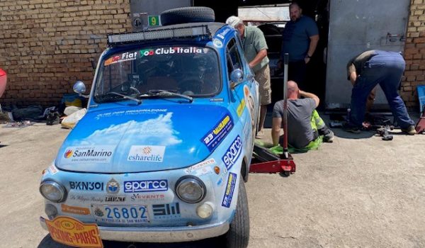 Parigi-Pechino 2025: la 500 in un garage di Sofia