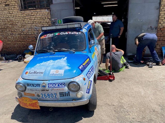 Parigi-Pechino 2025: la 500 in un garage di Sofia