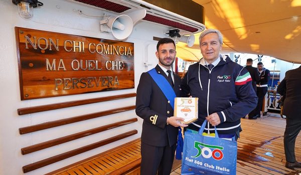 Omaggio della 500 alla Amerigo Vespucci a Napoli