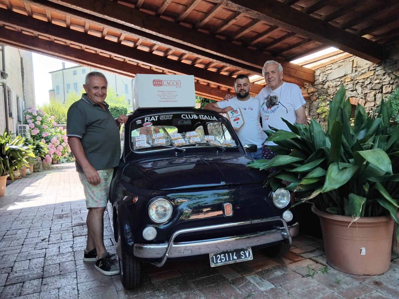 Da sin. Giancarlo Cacciò, Jonuz Haskja e Domenico Romano alla consegna dei biscotti