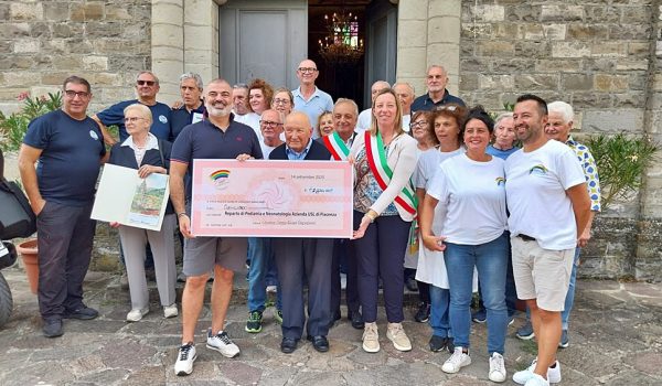 La consegna dell'assegno alla Pediatria di Piacenza
