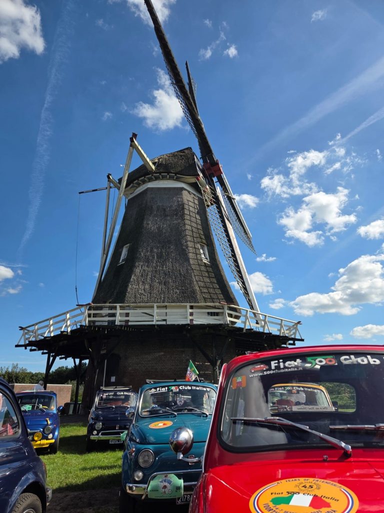 Foto delle Fiat 500 davanti al mulino olandese