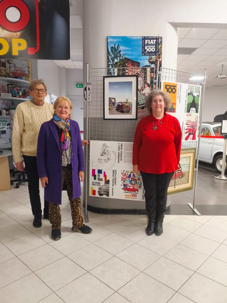 Silvio Bertolotto, Alice Goldhagen e Stefania Ponzone in posa davanti alla foto donata da Alice